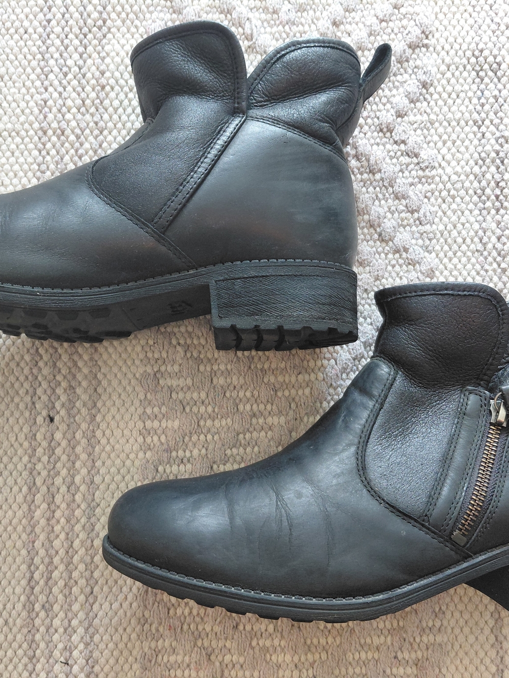 Ugg Lavelle Black Leather Boots Fur Lined Womens Size 9 1013366 - Picture 4 of 9